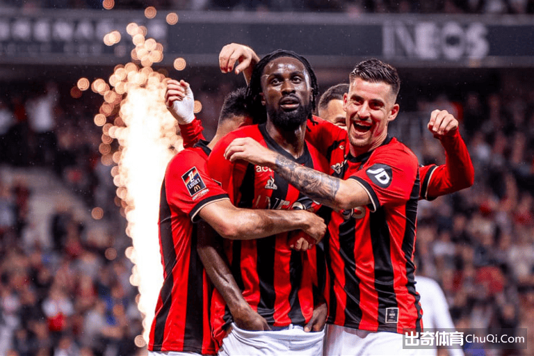 开元体育官方网站-今晨体能课后；瓦伦西亚防线松动备战欧冠；气氛紧张；阵容厚度经受考验(瓦伦西亚欧冠赛程)